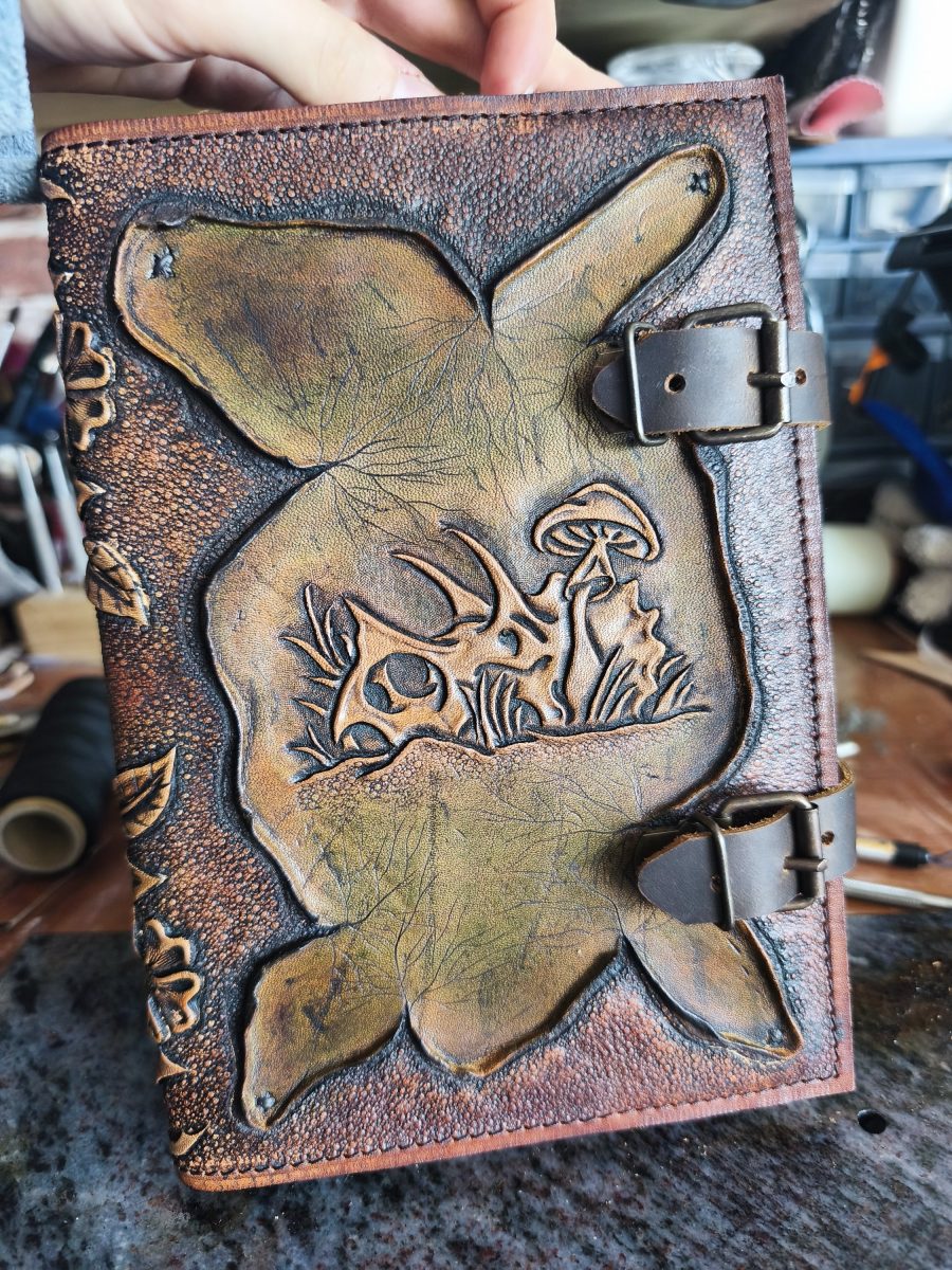 Grimoire en Cuir Motif Crâne et Champignons